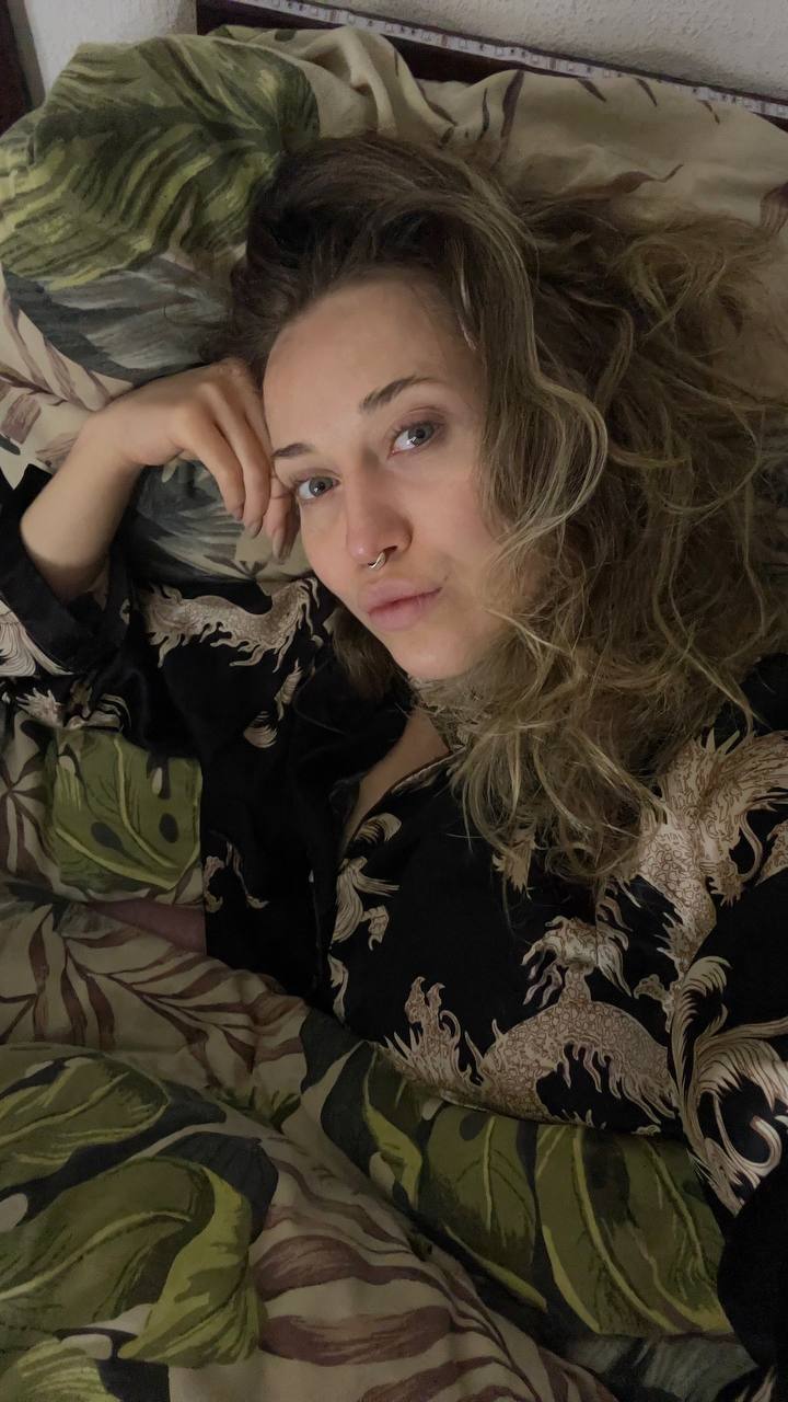 Natali Raievska on tropical leaf bedding — morning selfie